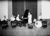 Al Millers orkester, fyra män med musikinstrument och en kvinna.
Karl Erik Lundqvist, banjo och gitarr, född 1918.
Folke Kalén, trumpet, född 1910.
Algot Johansson, kapellmästare, piano och dragspel, född 1910. Anlitad som ackompanjetör. Eng.: Södra Folkparken, Örebro.
Maj Ander, vokalist.
Tage Höglund, slagverk, född 1921. Har haft egen orkester under namnet 