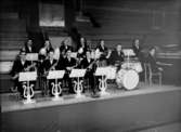 Whispering Band, tolv män med musikinstrument.
Idrottshuset 21 December 1947.