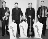 Roberts Dansorkester, fyra unga män med musikinstrument.