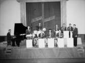 Frank Linds orkester, tio män  med musikinstrument.