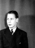 En ung man, bröstbild.Nils Karlsson