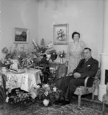 Rumsinteriör, ett par.
Fru Johanssons födelsedag.