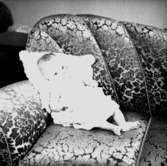 Rumsinteriör, en liten flicka.Ingmar Johanssons dotter, 4 månader gammal.