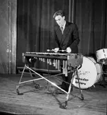 Brandells orkester, en man med musikinstrument.