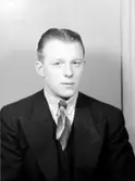 En man, bröstbild.Olle Ljunggren