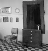 Antikboden, interiör, stol och byrå.