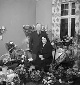 Rumsinteriör, ett par.
Fru Petterssons födelsedag.