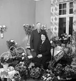 Rumsinteriör, ett par.
Fru Petterssons födelsedag.