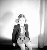 Rumsinteriör, en flicka.Arne Pettersson