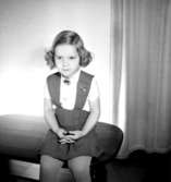 Rumsinteriör, en flicka.Arne Pettersson