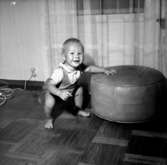 Rumsinteriör, en liten pojke.Pettersson