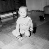 Rumsinteriör, en liten pojke.Pettersson