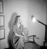 Interiör, en kvinna.Elvi Edenberg