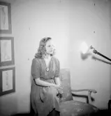 Interiör, en kvinna.Elvi Edenberg