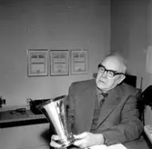 En man med pokal, Mälardalens Schack.