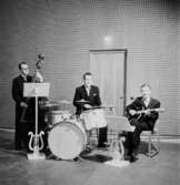 Whispering Band, tre män med musikinstrument.