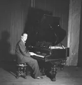 Whispering Band, en man vid pianot.