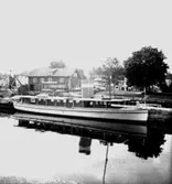 Gengasdriven båt.
 Dieden.
Båten ligger i Svartån framför Kanotföreningens hus, nedströms slussen.