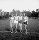 Idrottstävling för damer på Örnsro idrottsplats, grupp fyra kvinnor.