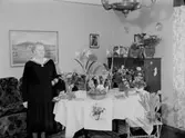 Rumsinteriör, en kvinna.
Fru Larsson på födelsedagen.