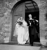 Bröllop, brudpar framför kyrkan.Widestrand