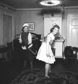 Rumsinteriör, två personer, möhippa.