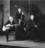 Brandells orkester, tre män med musikinstrument.