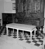 Antikboden, interiör, en bänk.