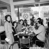 Konsum Domus, interiör av cafeterian, grupp vid bordet.