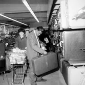 Konsum Domus, affärsinteriör, kunder och personal.