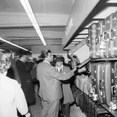 Konsum Domus, affärsinteriör, kunder och personal.