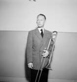 Whispering Band på Teknis, en man med musikinstrument, trombone.
Sannolikt Filip Andersson, trombone och dragspel.