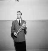 Whispering Band på Teknis, en man med musikinstrument (trumpet).