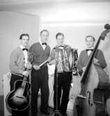 Ahlms Swingtett, fyra män med musikinstrument.