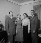 Rumsinteriör, familjegrupp fyra personer.Olsson