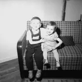 Rumsinteriör, två barn.
Rune Erikssons barn.