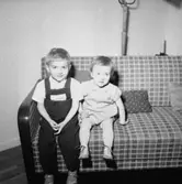 Rumsinteriör, två barn.
Rune Erikssons barn.