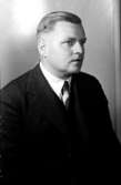 En man, bröstbild.Olsson