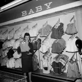Konsum Domus, affärsinteriör, babykläder, en kvinna.