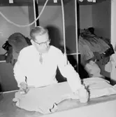 Bergeå Kemiska, kemtvätt, interiör, en man.