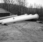 Vretstorpsverken, målning, en man.
Byggnad i bakgrunden.