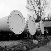 Vretstorpsverken, målning, en man.
Byggnad i bakgrunden.