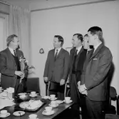 Interiör, fem män, uppvaktning.
Wigrell & Co.