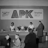 Utställning på Konsthallen, interiör, APK:s utställningsmonter (Kjellgrens Brödfabrik AB).
