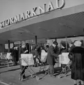 Konsums Domus stormarknad, öppnandet, kunder utanför.