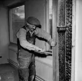 Byggnadsarbete, interiör, en man.
Oscaria (beställare ?).