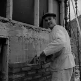 Byggnadsarbete, en man.
Oscaria (beställare ?).