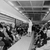 Oscarias nya affär, skoaffärsinteriör, modevisning.