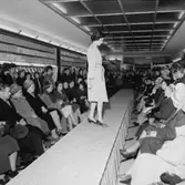 Oscarias nya affär, skoaffärsinteriör, modevisning.