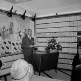 Oscarias nya affär, skoaffärsinteriör, modevisning.